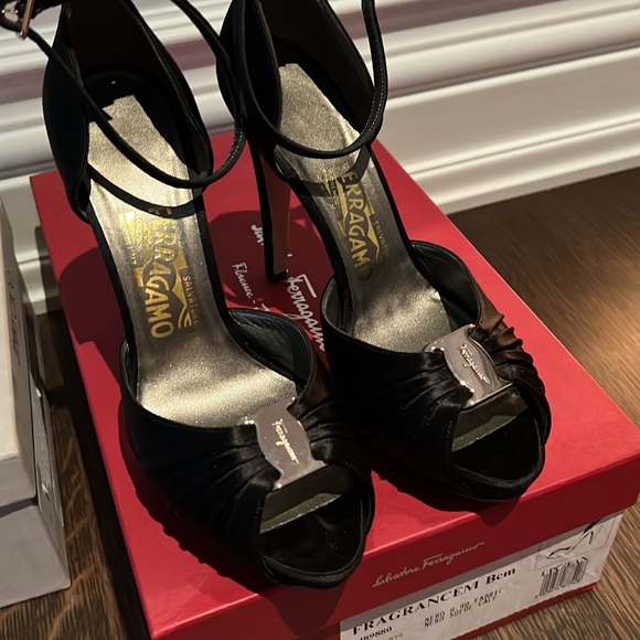 Black satin Salvatore Ferragamo shoes 37 - Picture 5 of 5